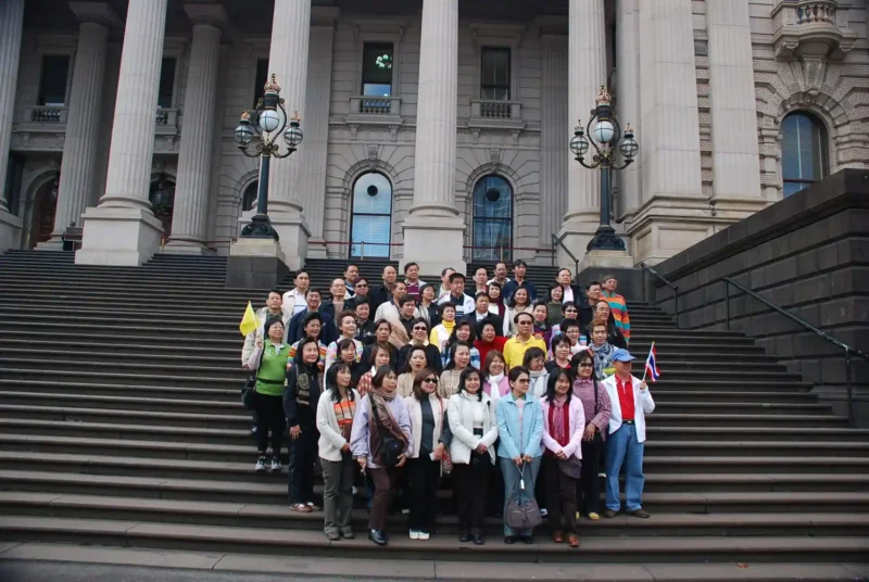 ถ่ายรูปหมู่เป็นที่ระลึกหน้า City Hall