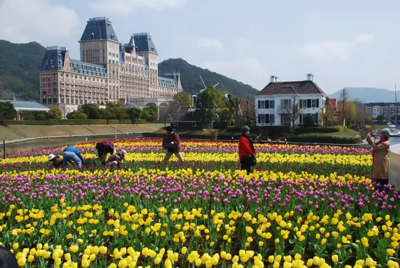 Haus Ten Boash ด้านหลังคือโรงแรม Nikko